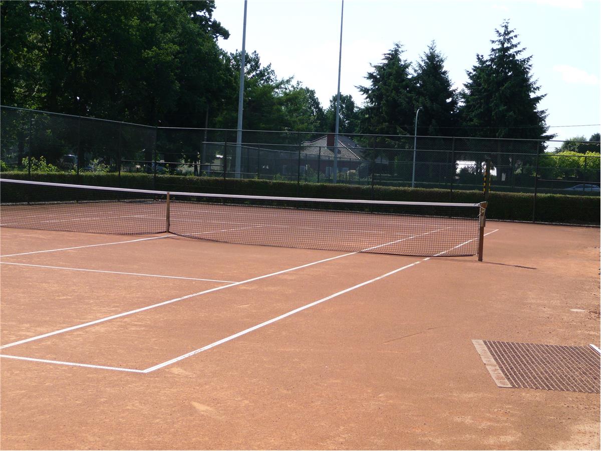 Renovatie kunstgras tennisbaan - Sportinfrabouw NV